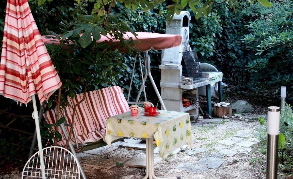 Guest House With Garden - Zuvan Split Exterior photo