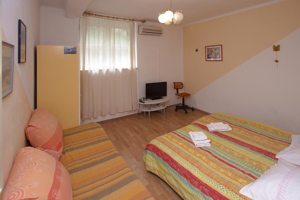 Guest House With Garden - Zuvan Split Exterior photo