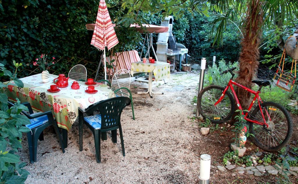 Guest House With Garden - Zuvan Split Exterior photo