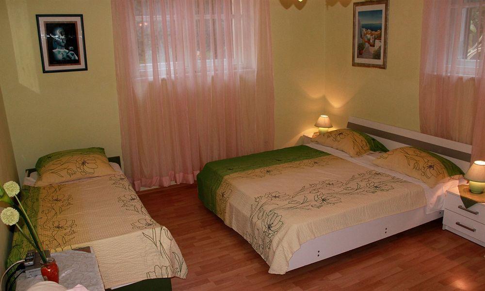 Guest House With Garden - Zuvan Split Exterior photo